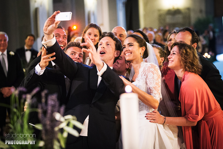 69-Wedding-Selfie-in-Chiesa-Santa-Maria-Maddalena-dei-pazzi