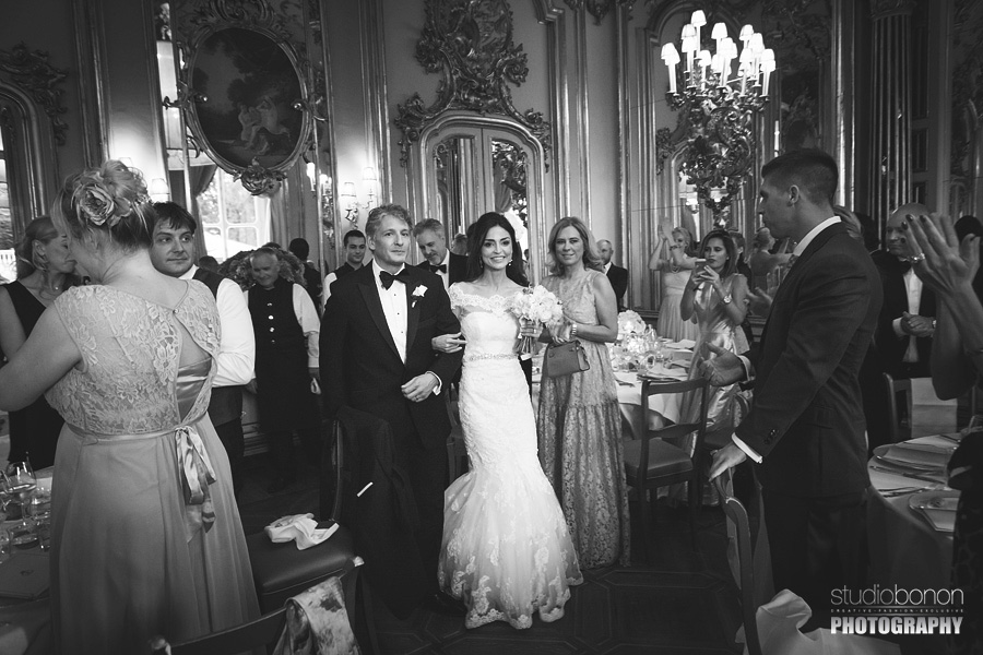 039-bride-groom-enter-dinner-room-mirror-grand-hotel-villa-cora