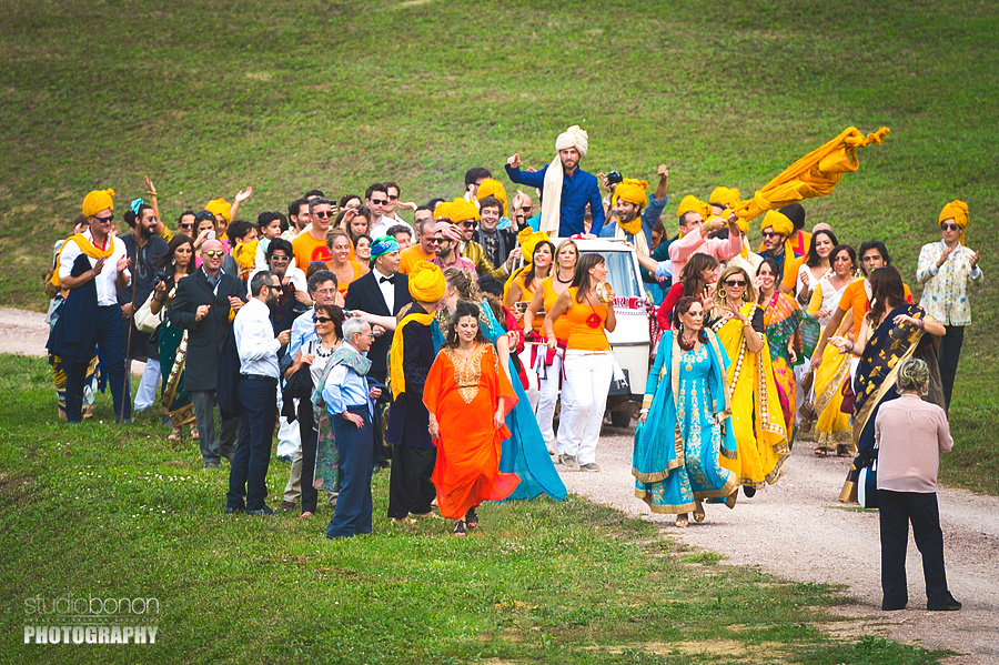 061-fantastic-bolly-wedding-in-umbria-swagat-fun-dancing-groom