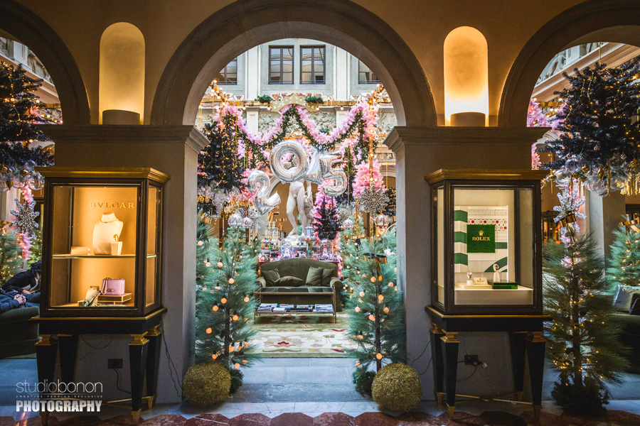 004-four-seasons-firenze-lobby-lounge-with-stunning-christmas-decor