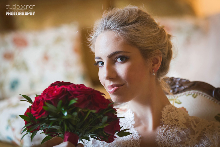 010-beautiful-bride-with-red-rose-bouquet-in-luxury-suite-four-seasons-firenze