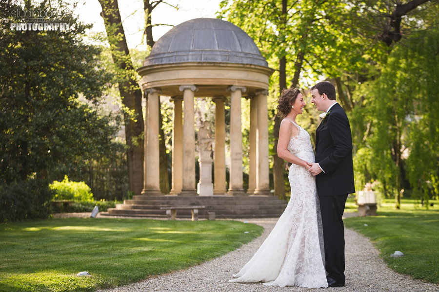 023-natural-candid-portrait-bride-groom-gherardesca-garden