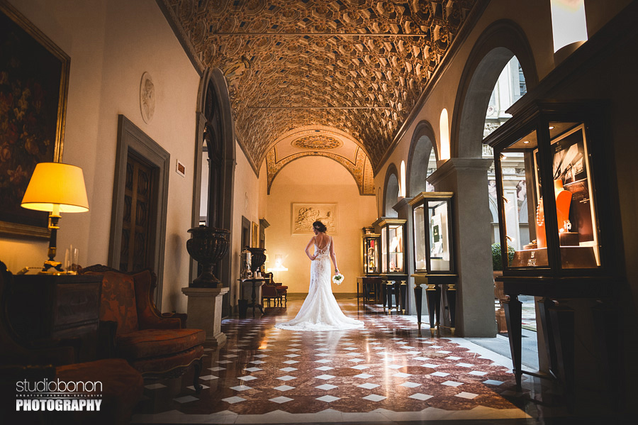 034-stunning-bride-portrait-in-the-lobby-lounge-of-the-hotel-four-seasons-firenze