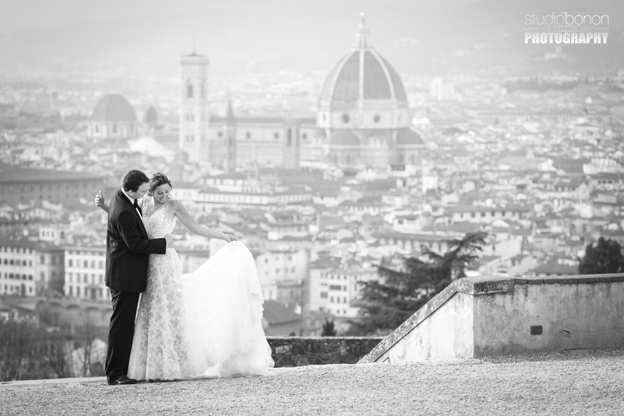 040-beautiful-moment-between-bride-and-groom-dress-and-firenze-duomo