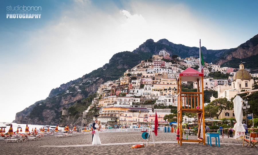 051-bride-and-groom-portrait-positano-beach-kiss-love