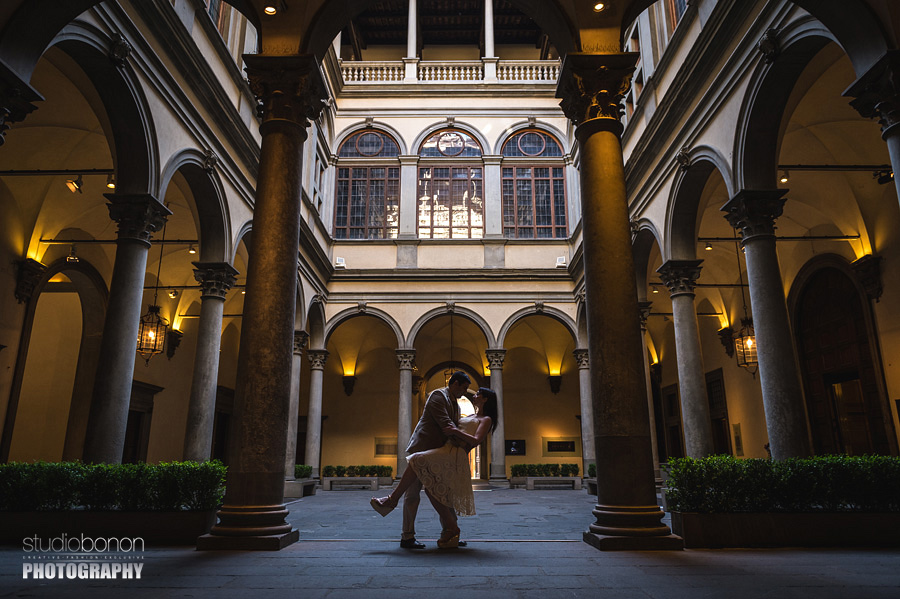 026-engagement-in-florence-palazzo-strozzi-love