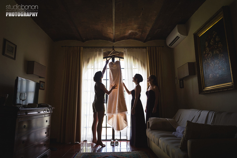 006-wedding-reportage-in-tuscany-at-borgo-san-luigi-bride-getting-ready