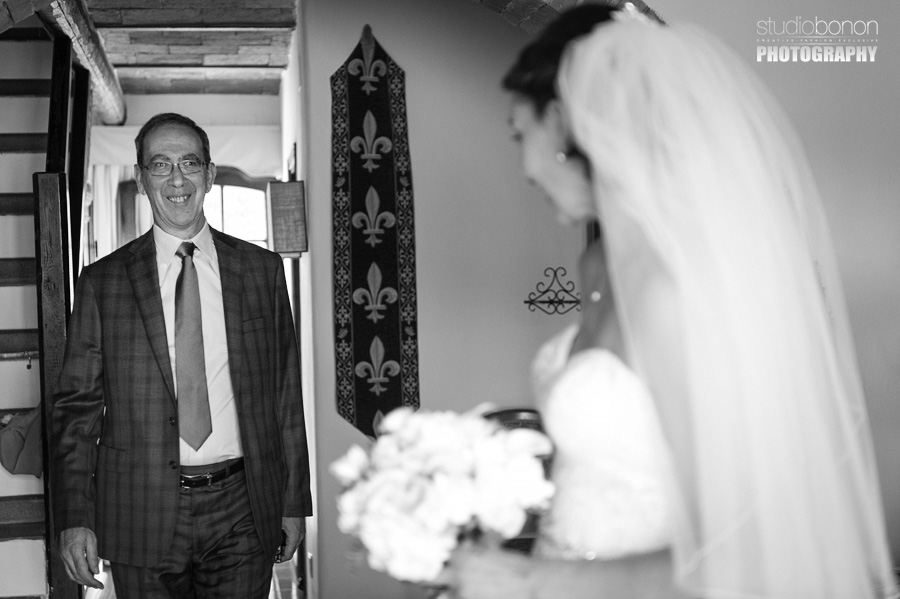 020-father-bride-first-look-getting-ready-in-tuscany