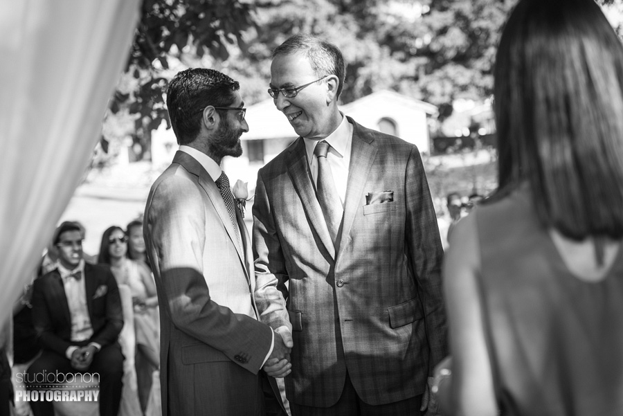 036-moment-father-of-the-bride-and-the-groom-outdoor-ceremony-in-tuscany