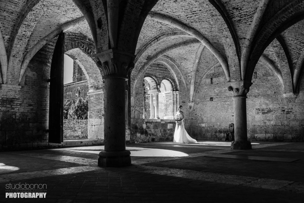 Gorgous bride portrait a San Galgano, Tuscany countryside